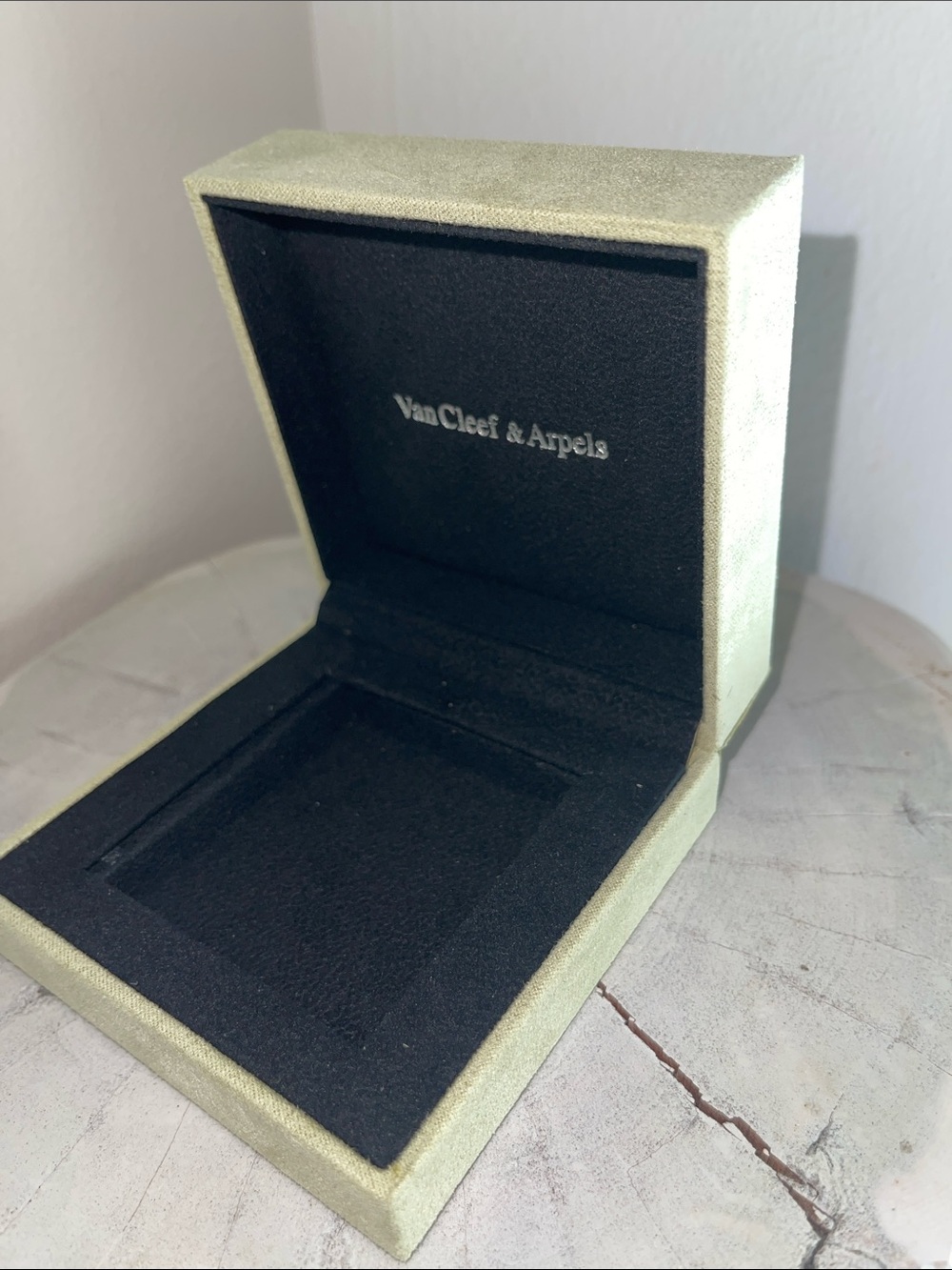✨🍋🟩Van Cleef & Arpels Light Green Suede and Black Jewlery Box🍋🟩✨ authentic!! - Picture 3 of 3
